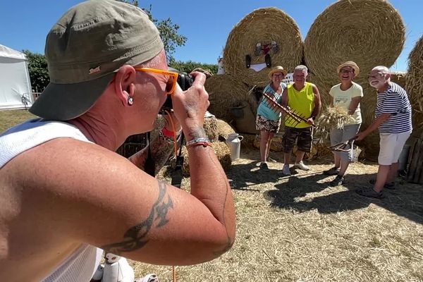 photo souvenir à la fête de l'association de l'agriculture des sourds : mille personnes étaient réunies pour dire que le handicap n'empêche pas le travail aux champs.