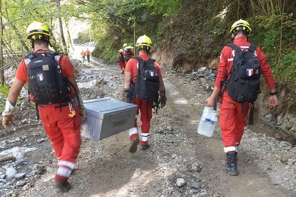 Les bénévoles du G.I.P.S ont transporté des vivres dans les zones difficiles d'accès et dégagé plusieurs logements. 