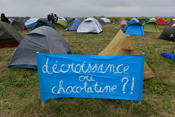 La théorie de la décroissance concerne des mouvements comme celui opposé aux bassines à Saint-Soline.