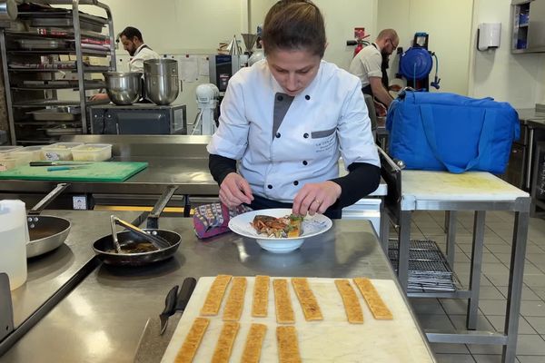 La restauratrice se prépare dans les cuisines du Cheverny