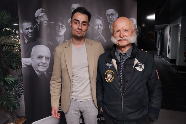 Le co-organisateur du cycle de conférences, Paul Plumat, au côté de Jack Krine, ancien pilote de chasse de l'Armée de l'air française témoignant avoir rencontré un Ovni en cours de vol.