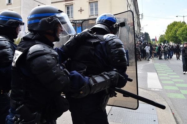 La manifestation "ni pour Marine Le Pen, ni pour Emmanuel Macron" a été marquée par des affrontements entre manifestants et forces de l'ordre.