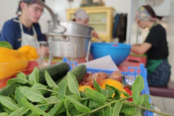 La Popote à Chazelles-sur-Lyon - Des bénévoles font tourner la cuisine de ce restaurant solidaire et participatif - Juin 2024