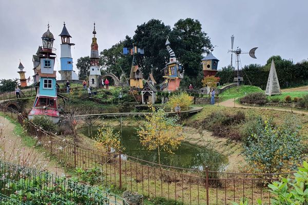 Le village du poète ferrailleur fait de bric et de broc à Lizio dans le Morbihan.