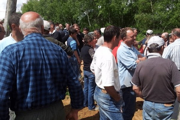 150 professionnels de la filière "pommes" ont apporté leur soutien à l'arboriculteur victime des saccages