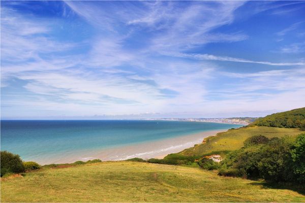 Quelques nuages d'altitude dans le ciel de Varengeville-sur-Mer, sur les falaises de la Côte d'Albâtre en Seine-Maritime.