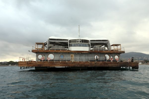 Après un petit passage en Mai dans le golfe de la Napoule, le bateau île Canua Island va officiellement ouvrir au grand public ce samedi 13 juillet.