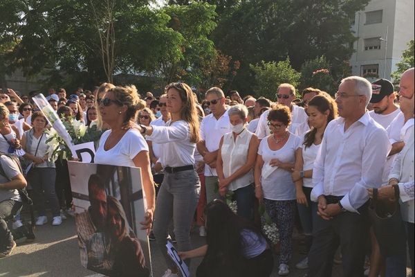 Plusieurs milliers de personnes ont participé à la marche blanche en hommage au chauffeur de bus agressé.