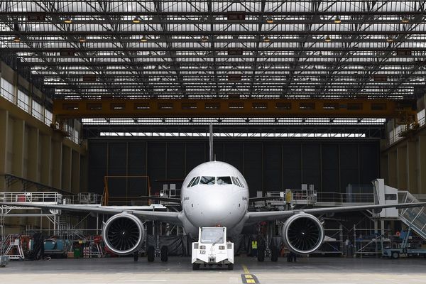 La crise liée au coronavirus touche particulièrement le secteur aéronautique. Un PSE menace les salariés de Derichebourg, sous-traitant d'Airbus à Toulouse.