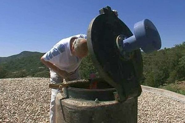 Cabrières (Hérault) - le réservoir d'eau est quasi à sec et l'eau du robinet n'est plus potable - 17 juillet 2014.