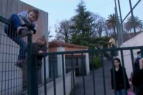 Inès et Manon ont escaladé ce portail et se sont enfuies de l'école sans que personne s'en aperçoivent. 