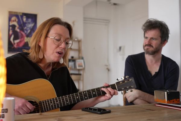 Evelyne Gallet a créé le "téléphone Ose". Offrir une chanson en live au téléphone à la personne de son choix