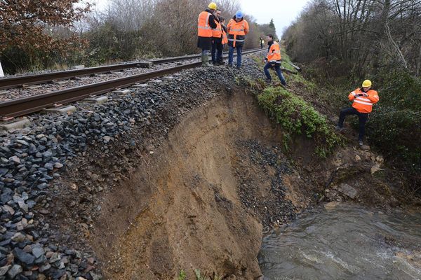 À Bouaye, un ruisseau gonflé par les pluies a emporté une partie du remblai de la voie ferrée Nantes Sainte-Pazanne le 27 décembre 2013