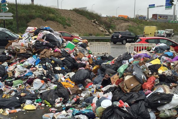 Le centre de traitement de déchets d'Ivry-sur-Seine, dans le Val-de-Marne, bloqués par des éboueurs.