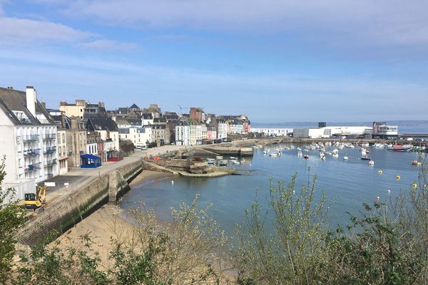 A Douanenez (29), même s'il est tentant de se rendre à la plage, comme partout ailleurs, les déplacements sont limités au strict nécessaire.