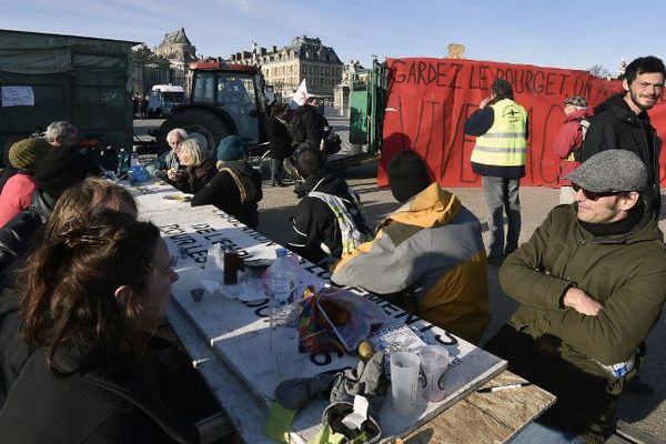 Les Zadistes de Notre-Dame-des-Landes ont festoyé devant le château de Versailles