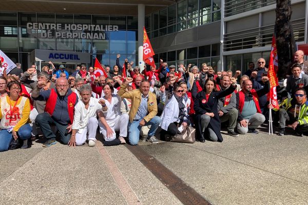 Perpignan - les employés et syndicalistes CGT à genou devant l'hôpital symboliquement pour dénoncer l'état délabré de fonctionnement de l'établissement catalan - 27 mars 2024.