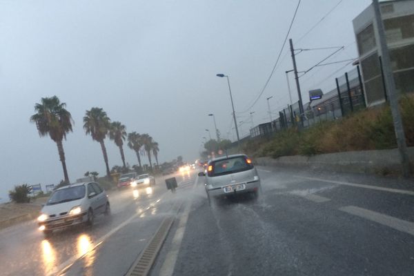 La route du bord de mer entre Villeneuve-Loubet et Antibes