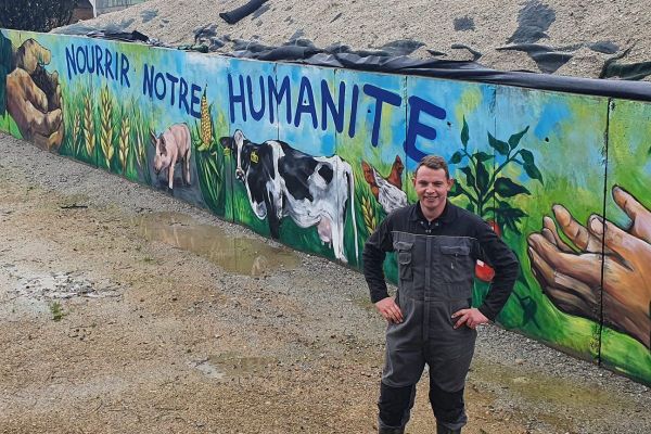 Guillaume Divanach, devant la fresque signé Heol, qu'il a fait peindre pour répondre aux antispécistes