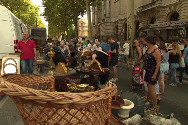 Une rue passante de Lille lors d'une braderie. Depuis deux ans, pour cause de Covid-19, une braderie allégée avait lieu. 2022 marque le grand retour de cette manifestation.