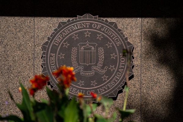 Un renseignement du FBI serait à l'origine de l'interpellation de l'homme mis en examen pour association de malfaiteurs terroriste. Il était en contact avec un autre Afghan, inculpé aux États-Unis pour un projet d'attentat.