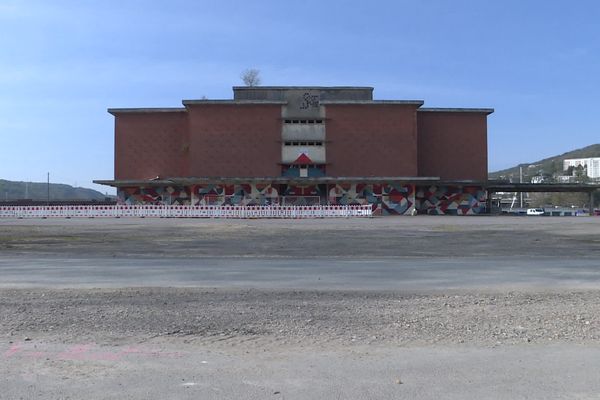 Une fête clandestine a été organisée dans ce hangar désaffecté sur les quais de Rouen.