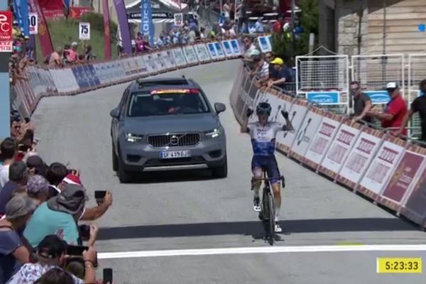 Michaël Woods franchit la ligne, le samedi 18 juin aux Angles, sur la troisième étape de La Route d'Occitanie.