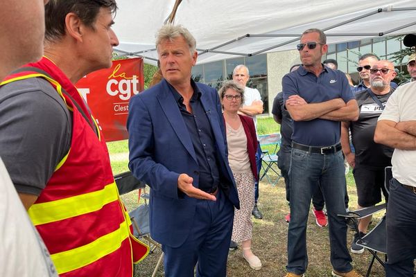 Fabien Roussel (PCF) a rencontré les grévistes de l'entreprise Clestra dans le Bas-Rhin