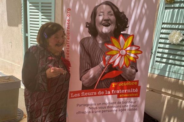 Ivana illumine de son sourire les affiches des Petits Frères des Pauvres.