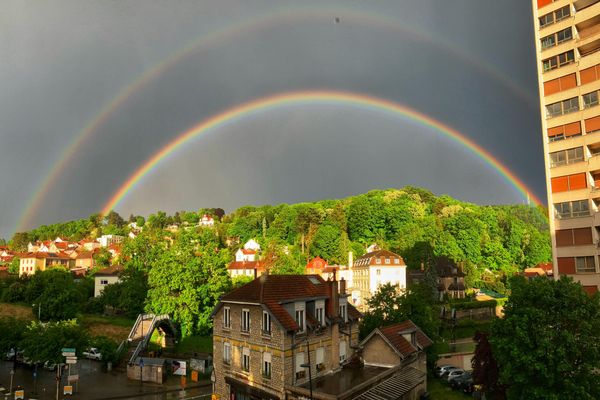 Un double arc-en-ciel est apparu dans le ciel de Besançon (Doubs) aux alentours de 19h30 lundi 13 mai.