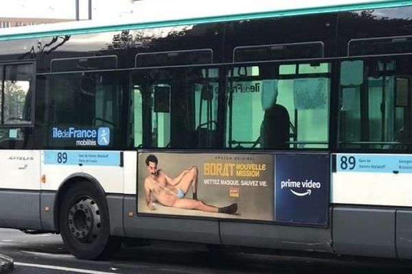 L’affiche du film Borat, présente sur certains bus de la RATP, a parfois été grattée au niveau de la bague.[Capture Twitter @firehairedreamr]