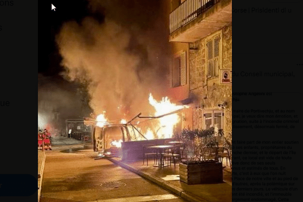 L'incendie du véhicule a eu lieu vers 3h20 du matin, devant un bar du centre-ville.