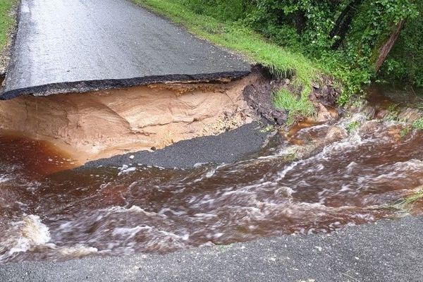 Une route coupée sur la commune de Noaillan dans le Sud-Gironde, publiée sur la page Facebook ce dimanche 10 mai