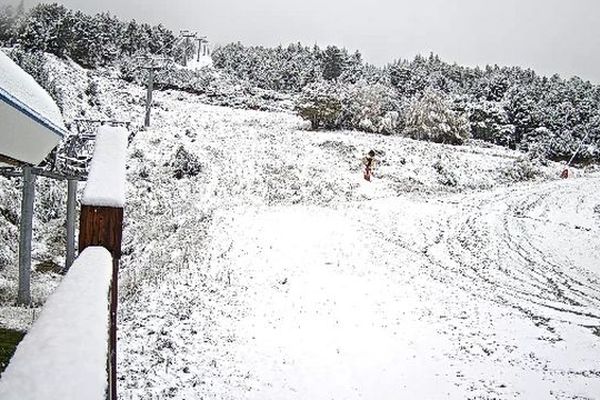 Premiers flocons sur les stations des Pyrénées-Orientales. L'hiver arrive dans les stations de ski des Pyrénées. Les premières images. 