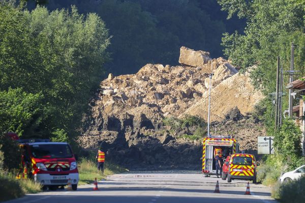 La route départementale 1532 est coupée sur près d'un kilomètre après l'éboulement qui s'est produit le 25 juillet dernier