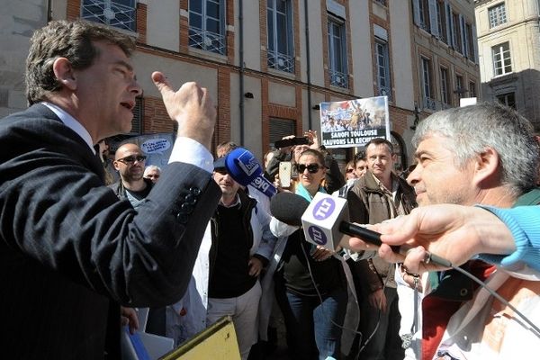 Arnaud Montebourg avec les salariés de Sanofi devant la préfecture