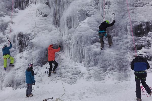 La cascade de glace de la Berche sur la station de Métabief