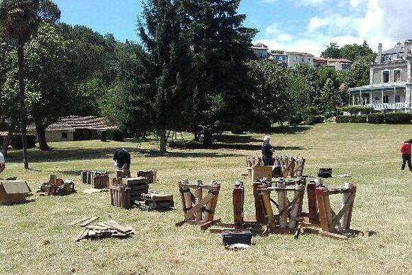 Les préparatifs du feu d'artifice à Gourdan-Polignan.