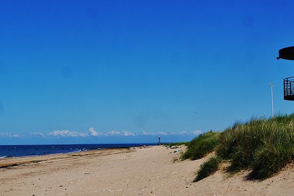 Dans le Calvados, sur la Côte de Nacre, plein soleil ce JEUDI sur la plage de Courseulles  .