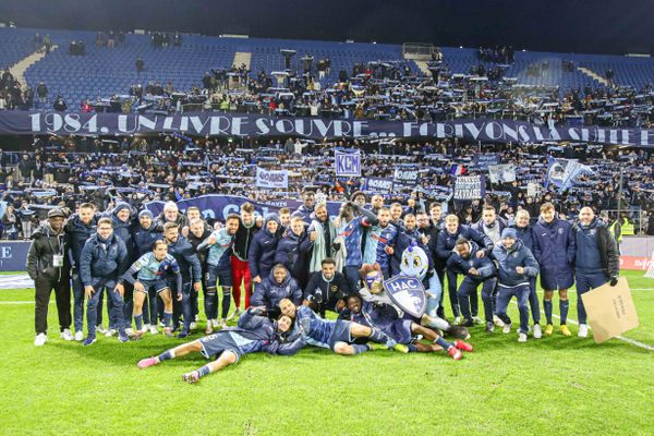 La joie des joueurs du HAC après la victoire face à Lyon, célébrée avec le Kop Ciel et Marine, qui fêtaient pour l'occasion ses 40 ans.
