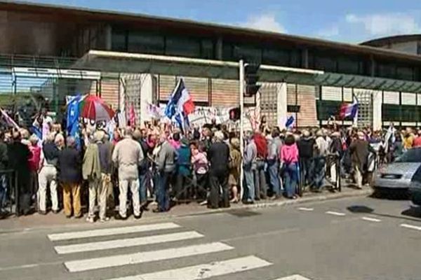 Les manifestants anti-mariage devant la sous préfecture de Bayonne (24/06/2013)