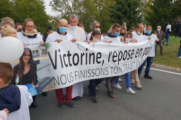 Au moins 4000 personnes participent à la marche blanche en hommage à Victorine avec, en tête du cortège, la famille de la jeune femme.