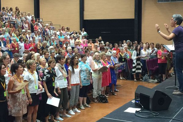 Les 1000 choristes répètent les chansons de Laurent Voulzy et Alain Souchon avant leur grand concert.