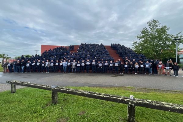 Etudiants de dos et professeurs derrière une cible. Une photo choc pour évoquer le drame qui s'est déroulé dans l'Eure.