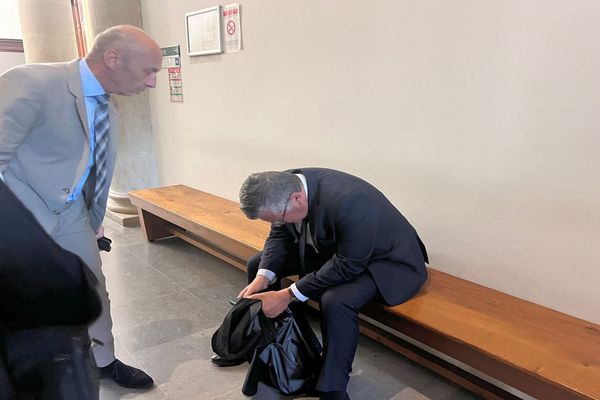 Montpellier - Franck Proust assis sur un banc, très ému, les larmes aux yeux, après avoir été relaxé définitivement par la cour d’appel de Montpellier dans l'affaire de la Senim- 12 septembre 2024.