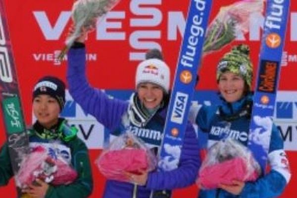 Ce 12 janvier, c'est la quatrième fois que la jeune Coline (à droite) monte sur le podium cette saison.