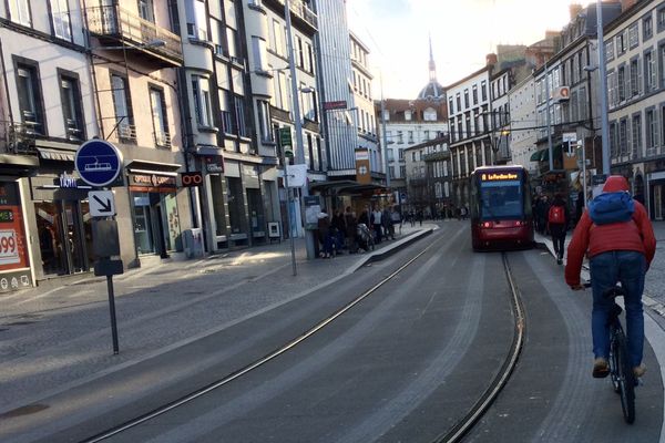 La police prévoit de verbaliser à hauteur de 135 euros les personnes roulant sur la voie du tramway à Clermont-Ferrand (Puy-de-Dôme).