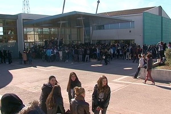 Milhaud (Gard) - blocage du lycée Anthonioz De Gaulle par les enseignants et les élèves pour réclamer le départ du proviseur - 17 février 2014.