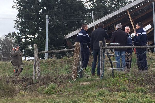 Lundi 13 février 2017, au  lieu-dit Eyzat à Beynat en Corrèze, l'enquête se poursuit après l'incendie qui a détruit un bâtiment agricole appartenant au président du Conseil départemental dans la nuit du 11 au 12 février 2017 . 