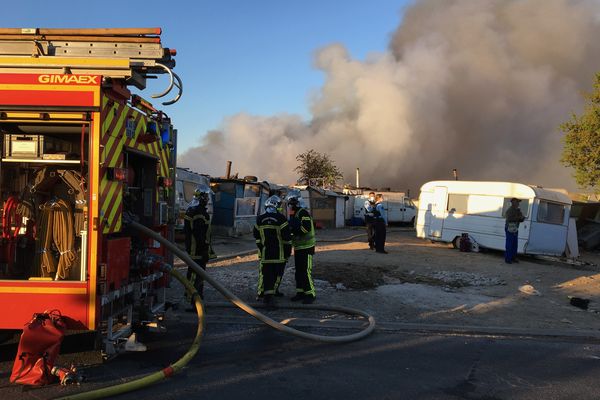 Incendie dans les caravanes d'un camp de Roms à Bouguenais en Loire-Atlantique, deux personnes ont été prises en charge par les sapeurs-pompiers